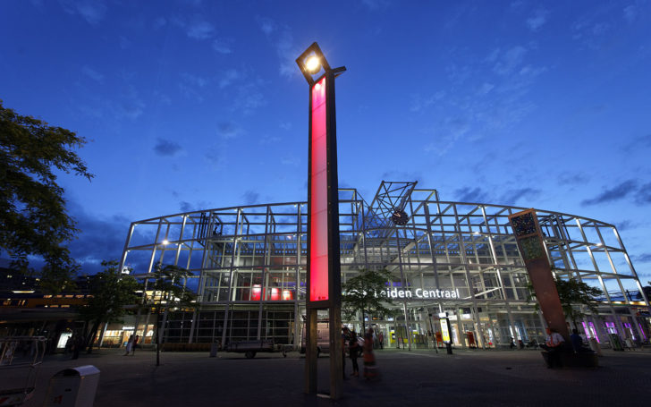 Sfeerfotografie van de verlichting op het plein voor het Centraal Station Leiden