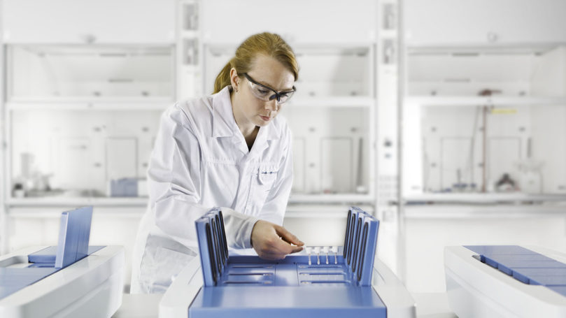 Medische fotografie in het laboratorium van AVANTIUM Crystallization Systems