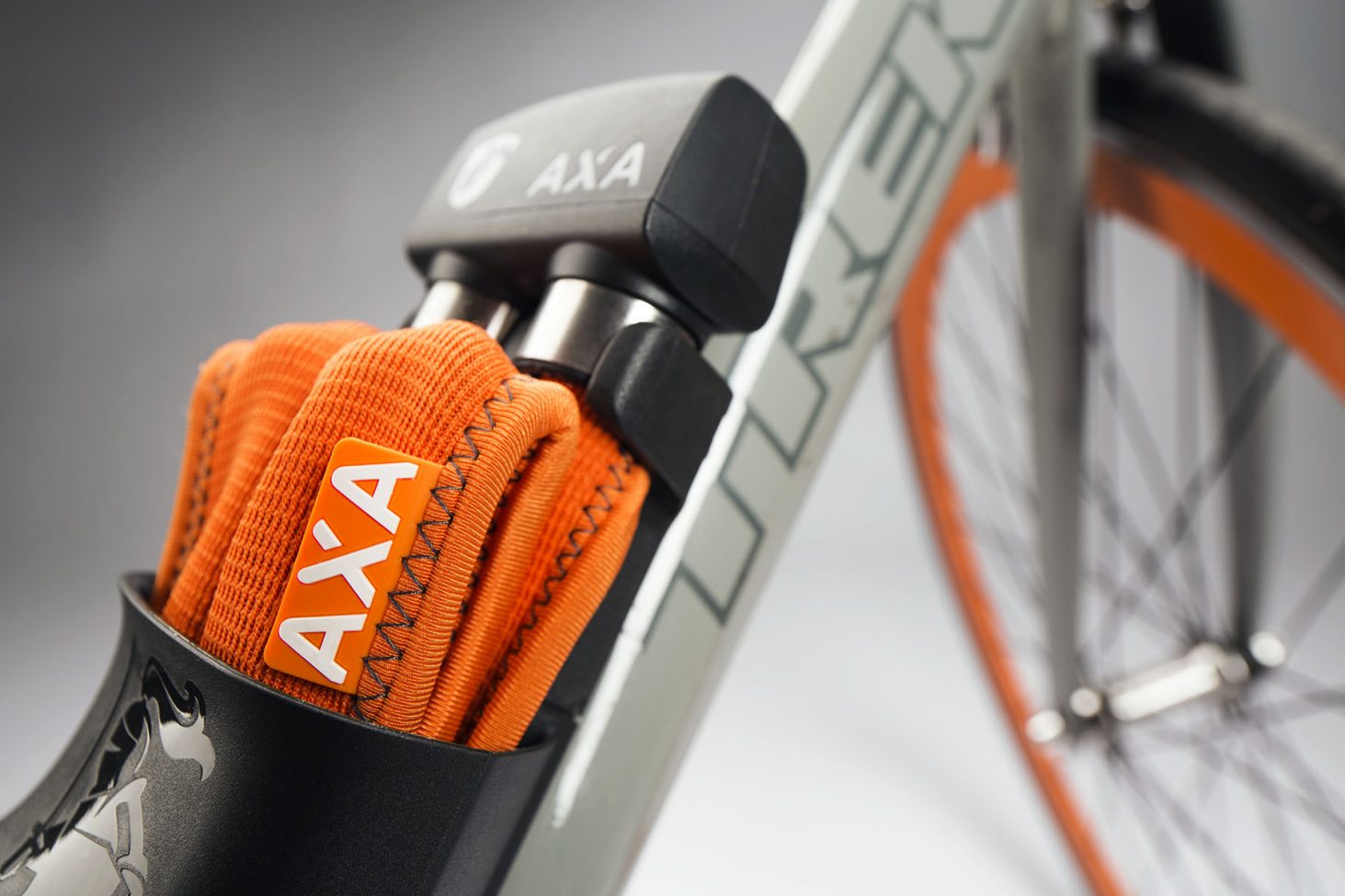 Studio fotografie van de AXA Foldable Series fietssloten