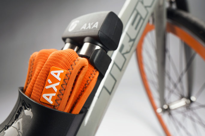 Studio fotografie van de AXA Foldable Series fietssloten