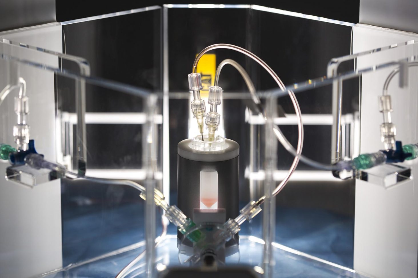 Medische fotografie van de Quirem Spheres microspheres, een medisch apparaat voor radioembolisatie.