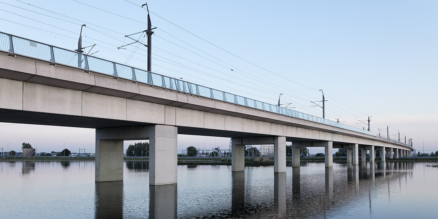 Viaduct van de HSL-Zuid hogesnelheidslijn bij Blijswijk na een ontwerp van npk design