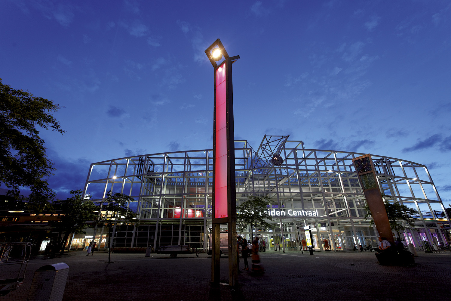 Station Leiden Centraal met monumentale verlichting