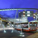 Busstation bij Leiden Centraal met verlichting