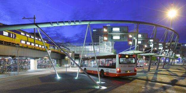 Busstation bij Leiden Centraal met verlichting