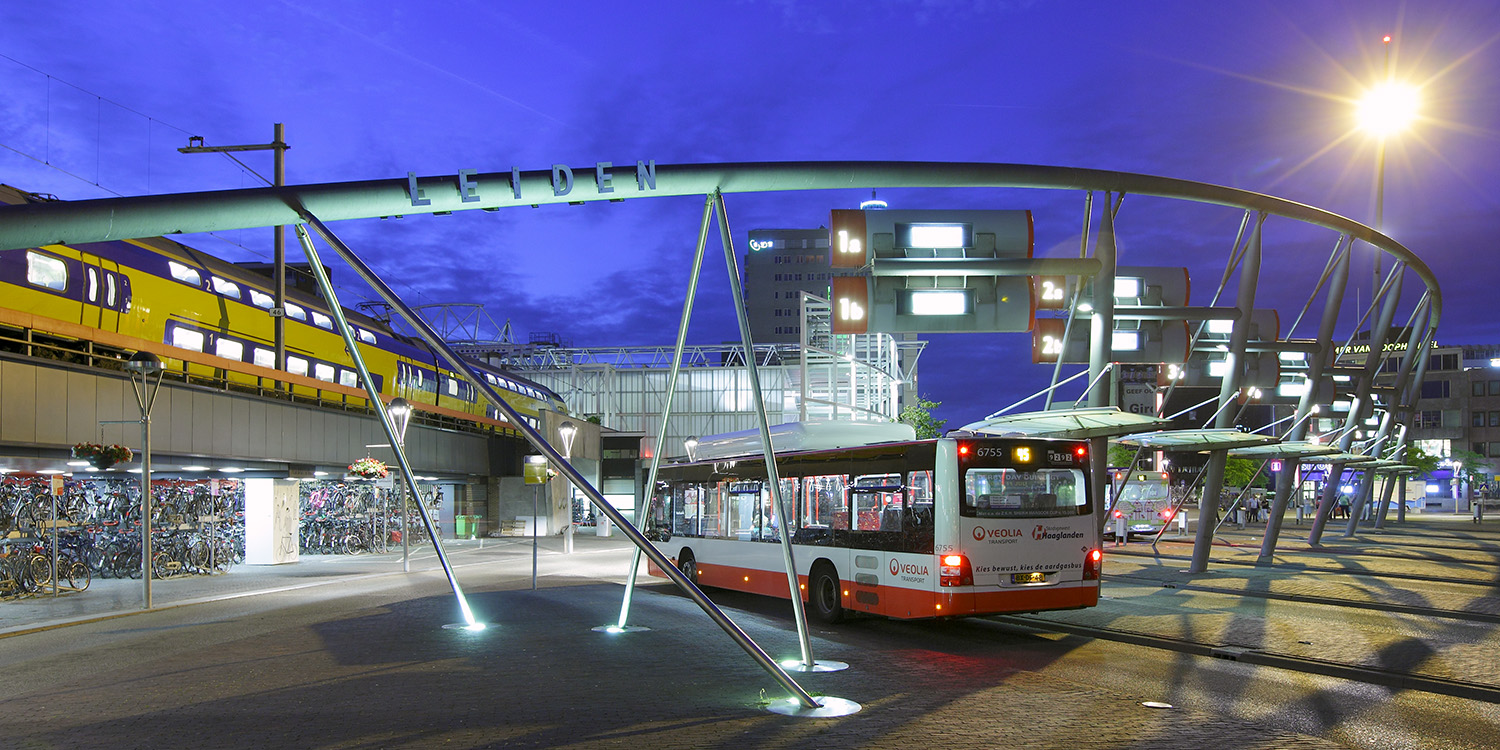 Busstation bij Leiden Centraal met verlichting