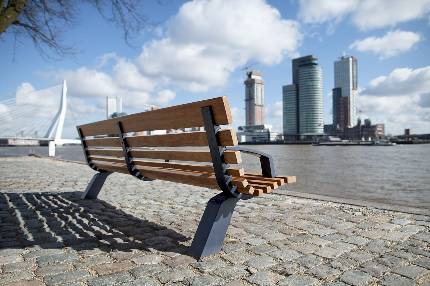 Stadsbank in Rotterdamse Stijl aan de Willemskade met uitzicht op Rotterdam Zuid