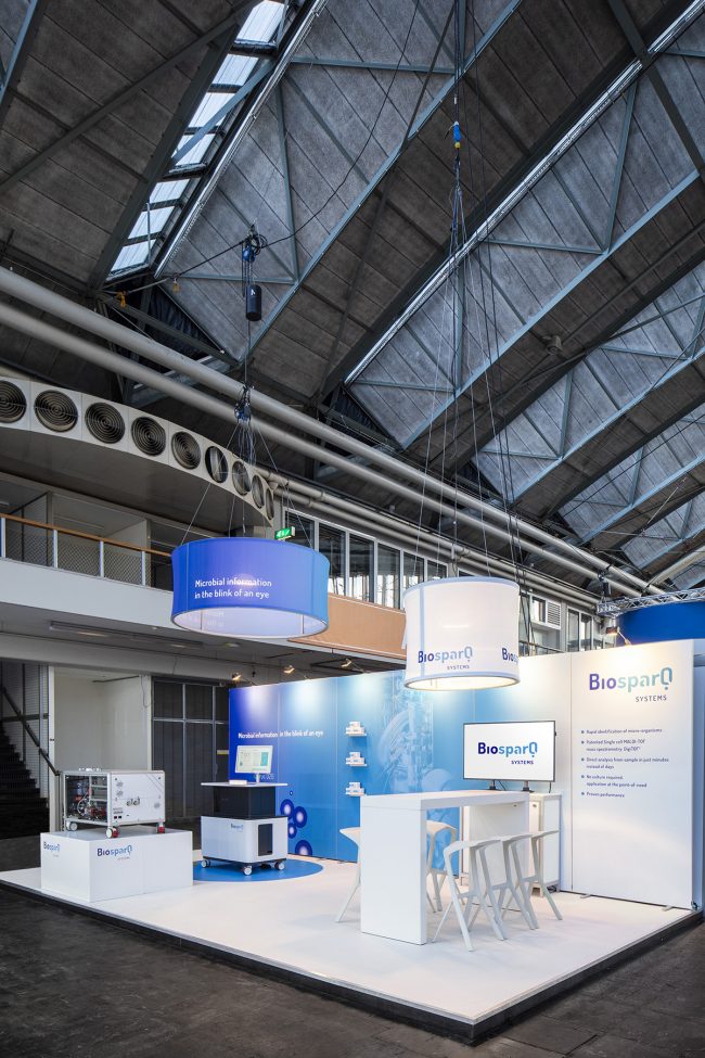 Foto op locatie van de beursstand van BiosparQ op de ECCMID beurs 2019