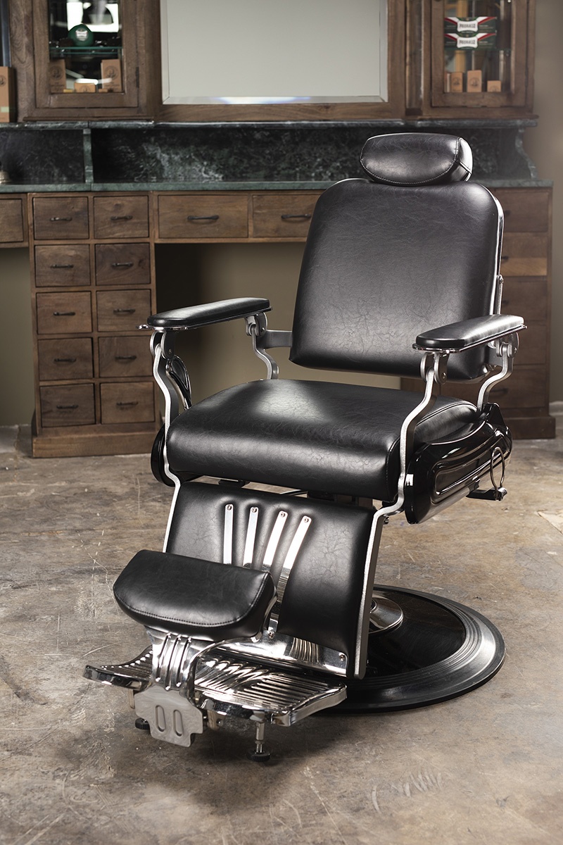 Locatie productfoto voor Barber Funiture van vintage kapper stoel