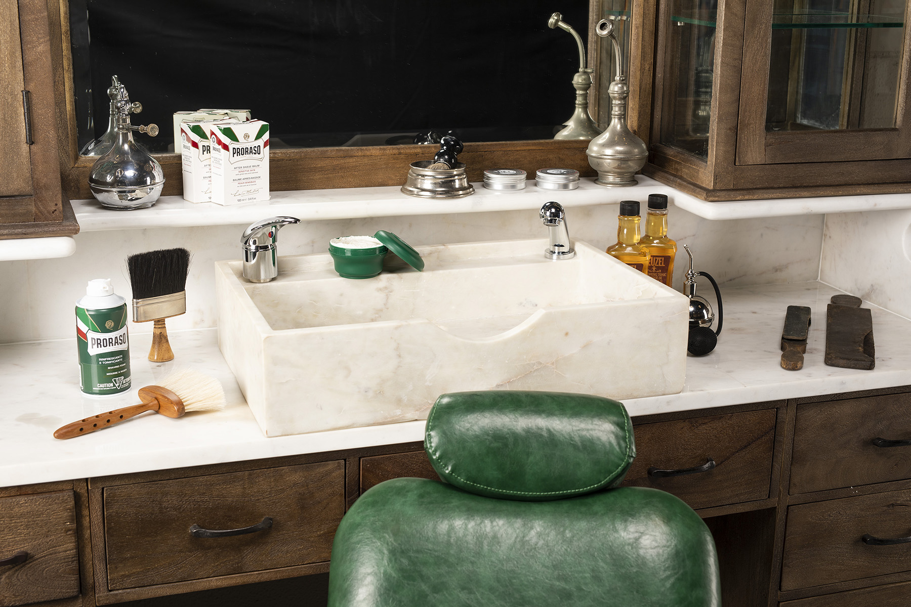 Locatie productfoto voor Barber Funiture van vintage kapper meubilair