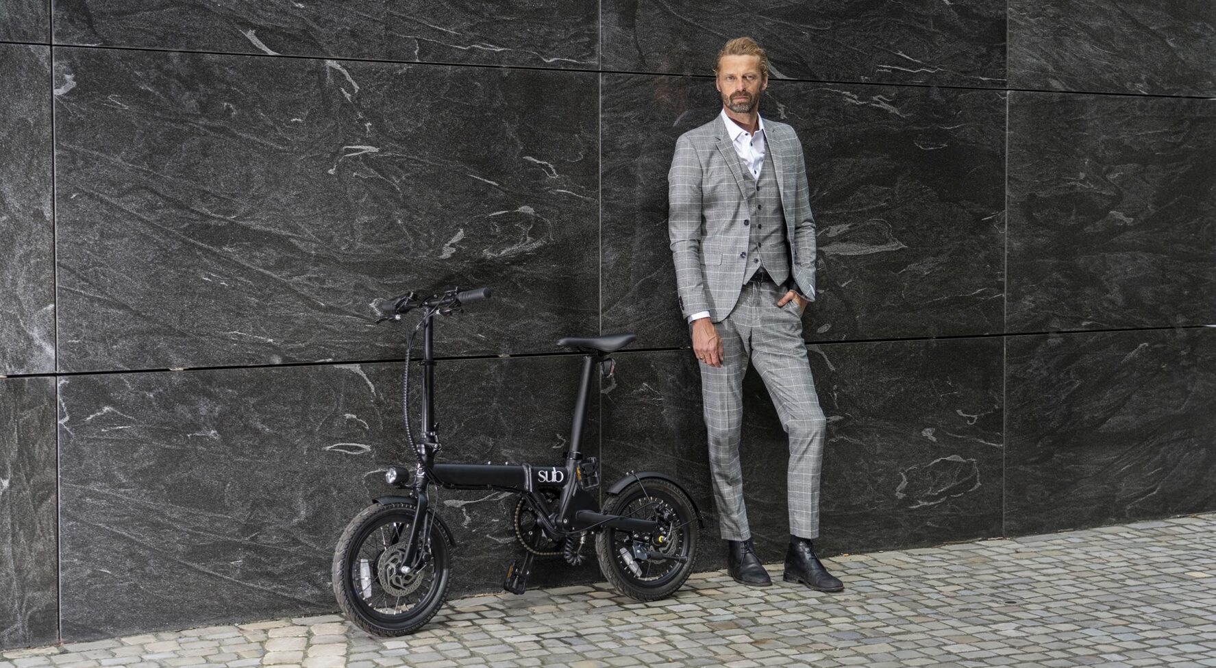 Locatie lifestyle fotografie van elektrische vouwfiets met model