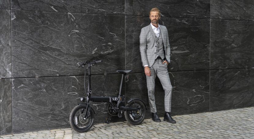 Locatie lifestyle fotografie van elektrische vouwfiets met model