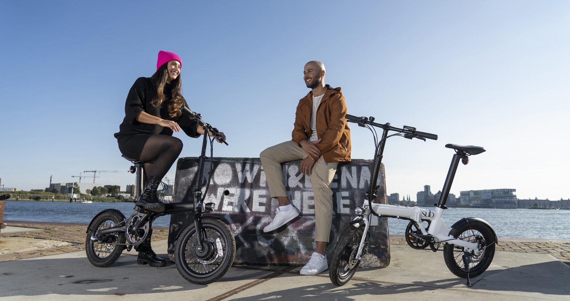 Locatie lifestyle fotografie van elektrische vouwfiets met model en graffiti