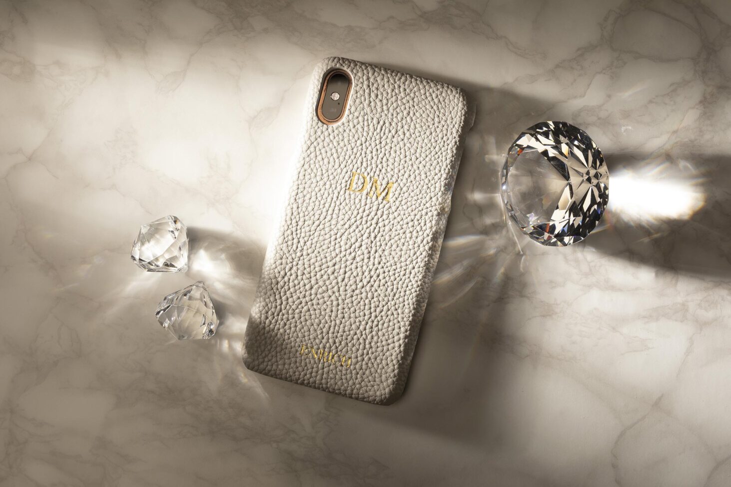 Lifestyle fotografie van telefoonhoes van Enrichofficial