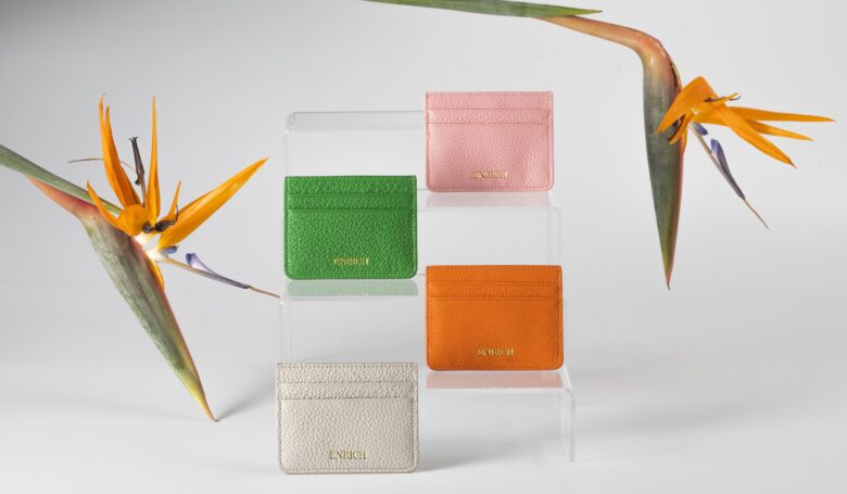 Lifestyle fotografie van cardholder van Enrichofficial