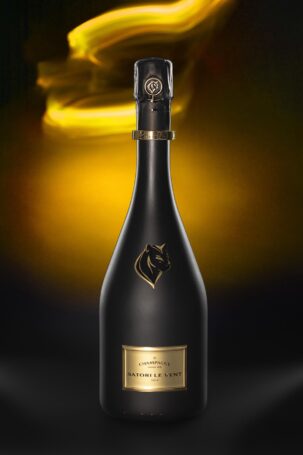 High-End studio fotografie van een champagnefles van Satori Le Vent met lichteffecten