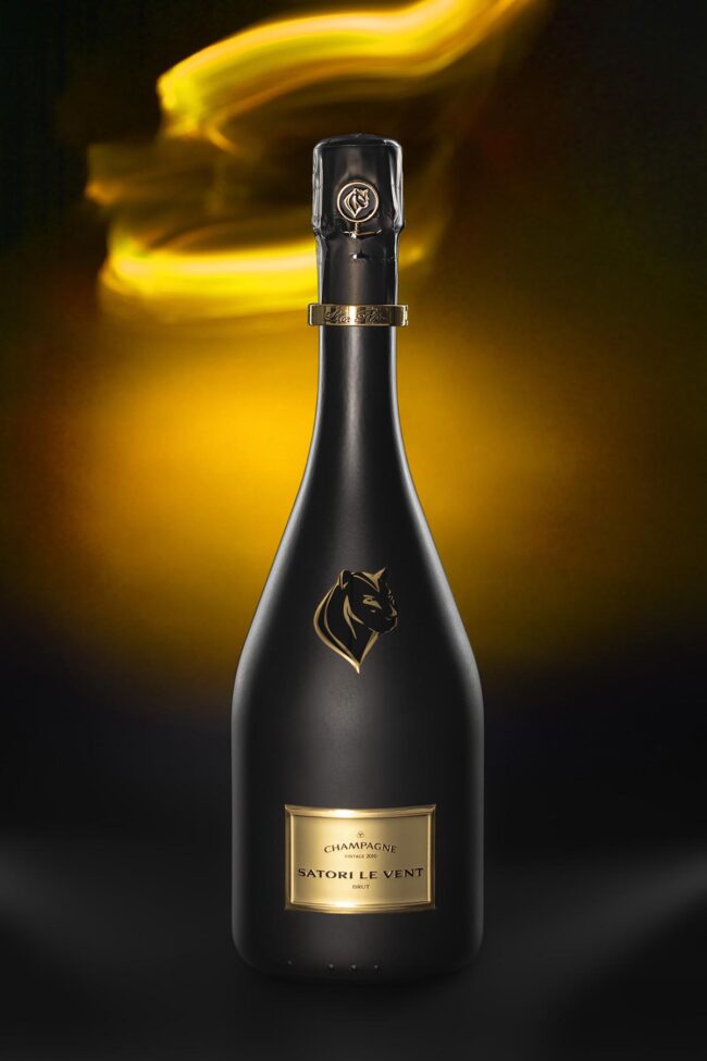 High-End studio fotografie van een champagnefles van Satori Le Vent met lichteffecten