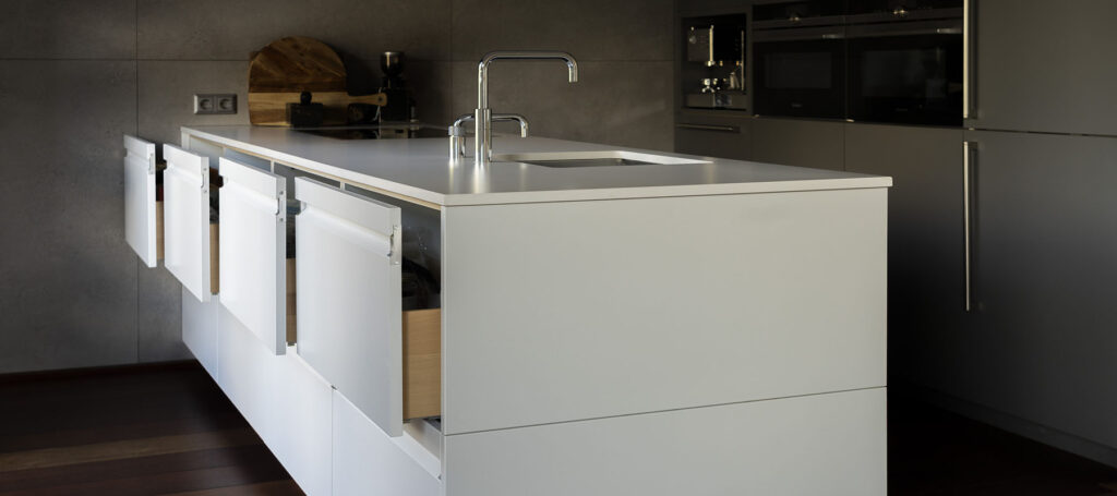 High-End locatie fotografie van greeploos ladensysteem voor Spavaldo keuken