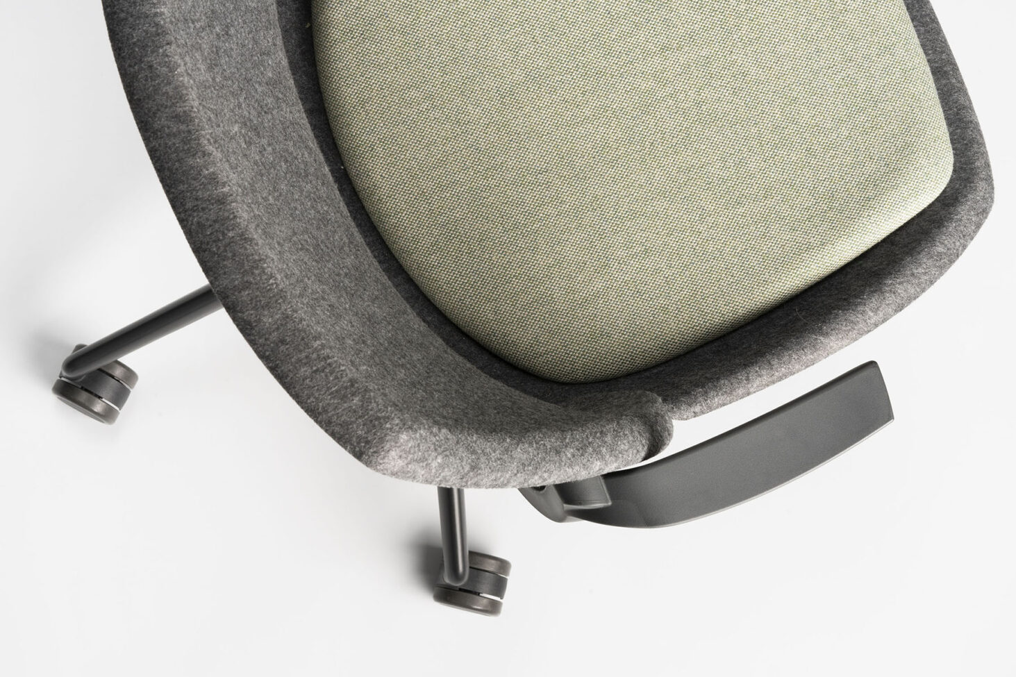Studio fotografie van circulair bureaustoel BeHybrid van Be by Bèta