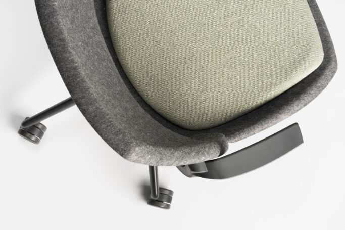Studio fotografie van circulair bureaustoel BeHybrid van Be by Bèta